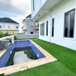 5 Bedrooms Detached House