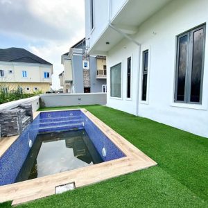 5 Bedrooms Detached House